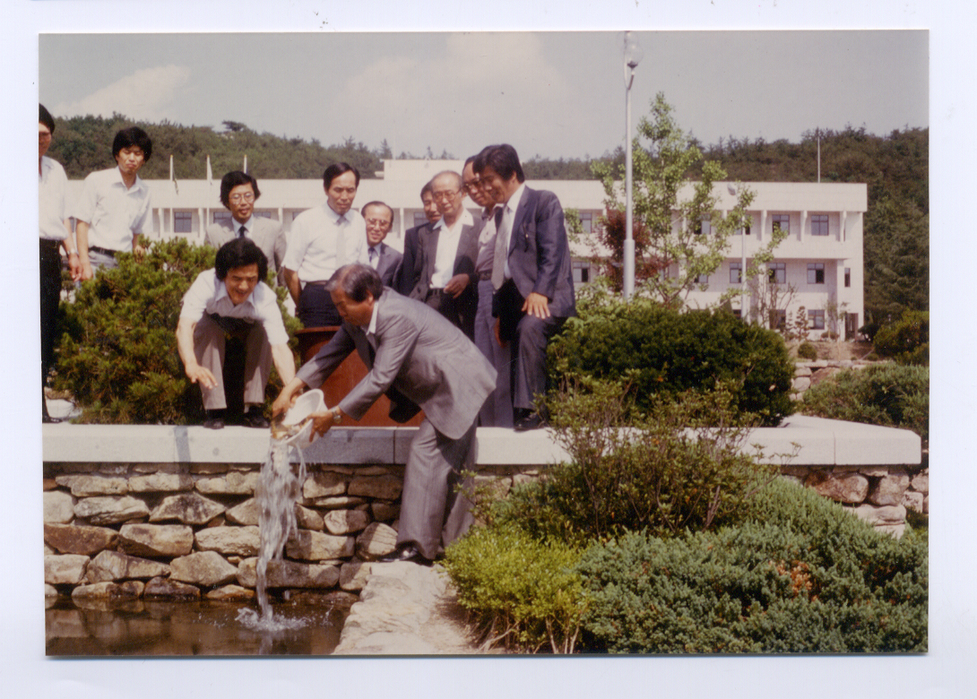 1984 영탑지 분수대 연못 잉어 방생