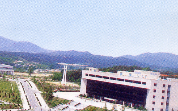 1980년대 말 교시탑과 그 주변